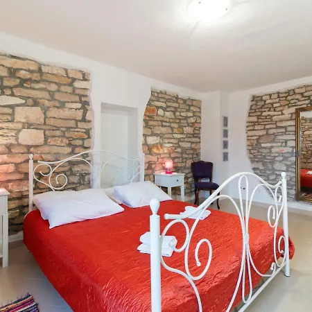 Alluring Holiday In Rovinj With Private Terrace באלה
