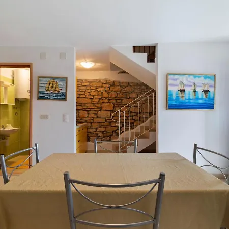 בית נופש Alluring Holiday In Rovinj With Private Terrace *